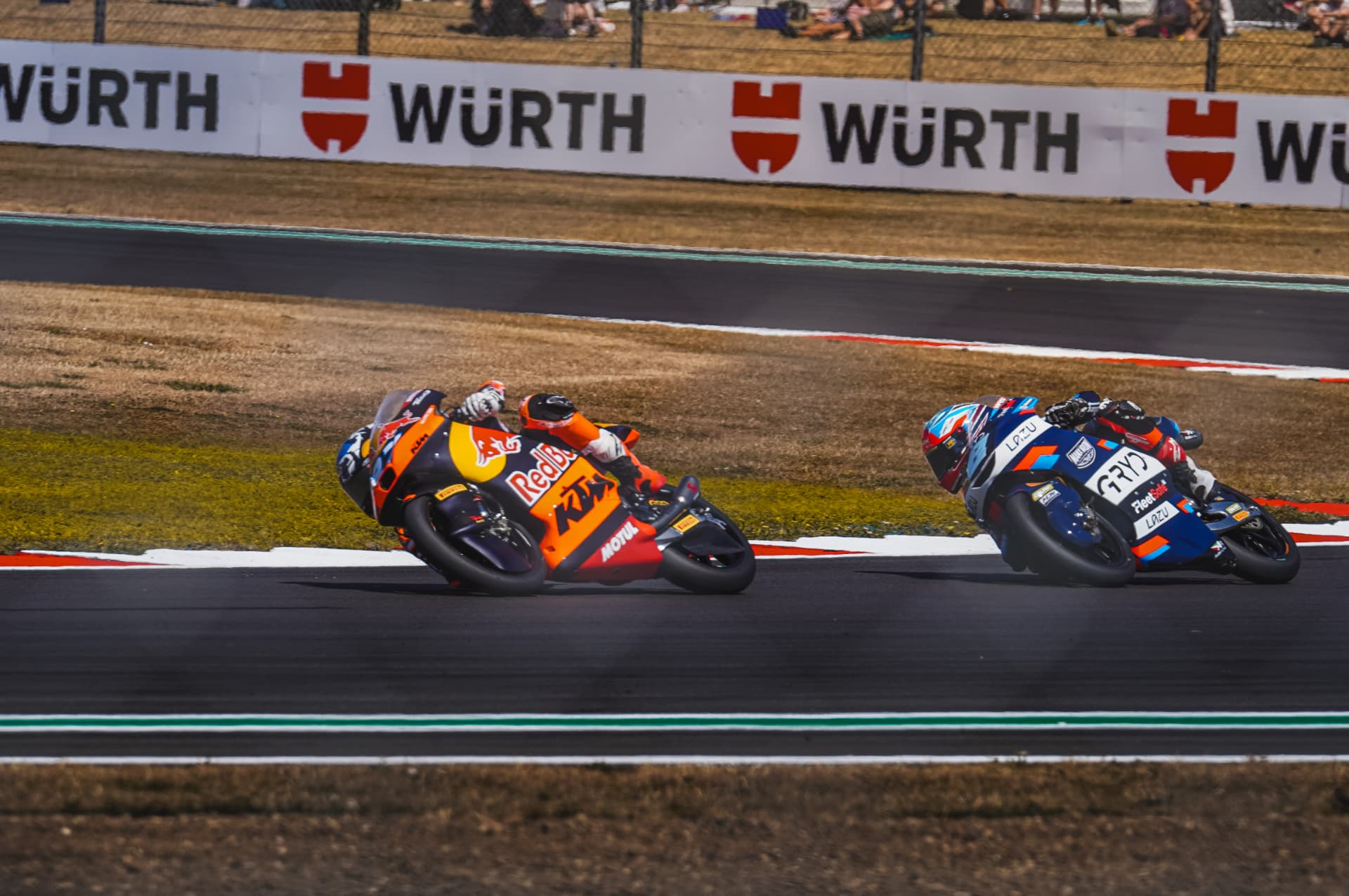 Side by Side: Close Duel in the Corner — example photograph.